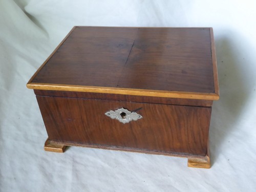 Vintage wooden trinket box - wooden,
