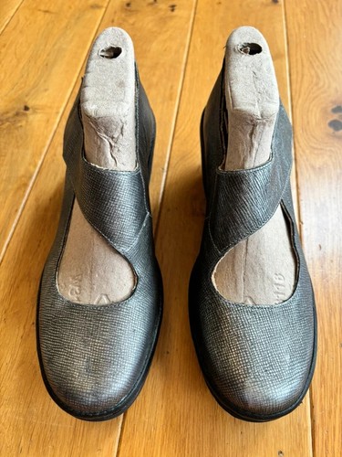 Vgc silver leather - silver,