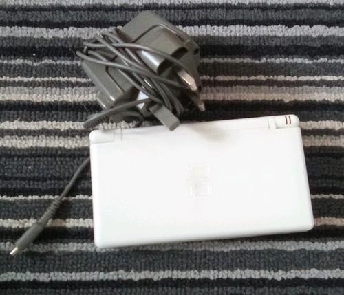 White nintendo lite game - ds,