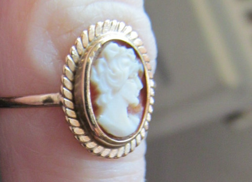 9ct gold hallmarked cameo - 9ct,