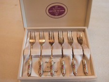 VINTAGE SILVER PLATED AND PORCELAIN CAKE FORKS
