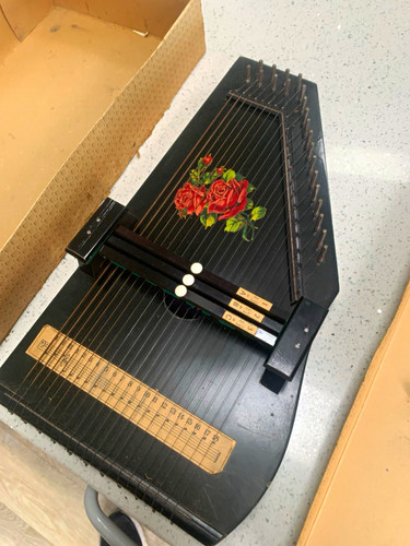 Black lacquered chord zither - black,