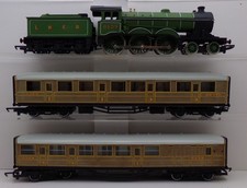 HORNBY R150 LNER 8509 4-6-0 GREEN + 2 COACHES - OO GAUGE (JCP030)