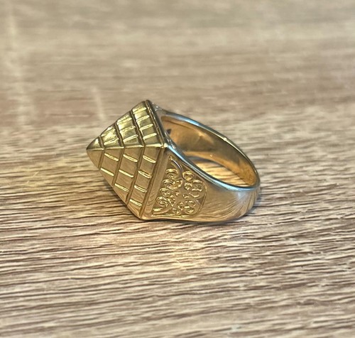 9ct solid gold - pyramid, ring