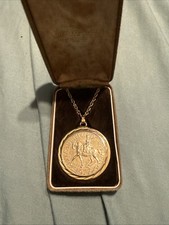 1977 Queen's Silver Jubilee Crown Pendant – Gold-Plated, DiamondCut, Regal Bling