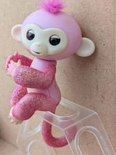 Fingerlings Baby Monkey Reacts to Touch – Hugmin (Pink)