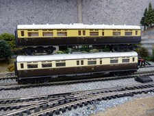 Hornby GWR restaurant coaches x 2 chocolate cream for OO gauge model train set