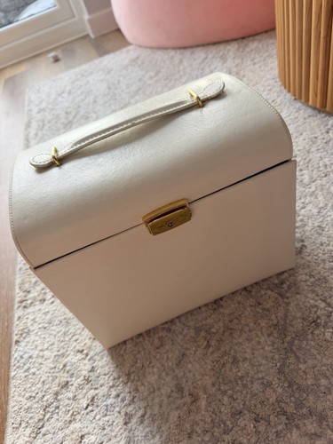 Large white jewellery box with - jewellery,