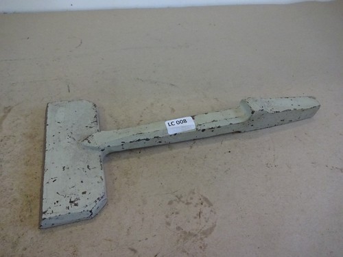 Blacksmiths cut off stake
