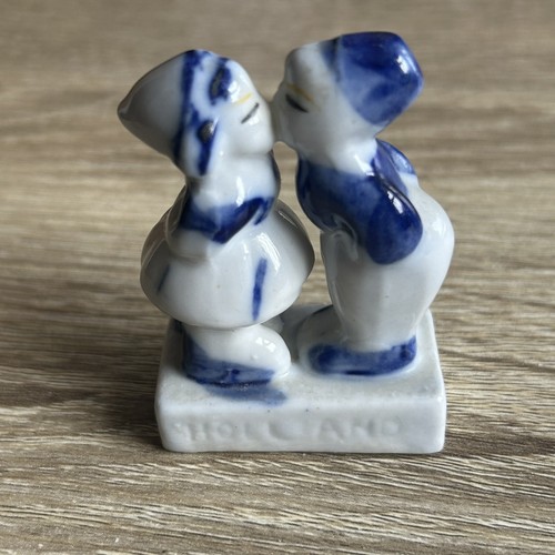 Ornamental delft kissing - delft,