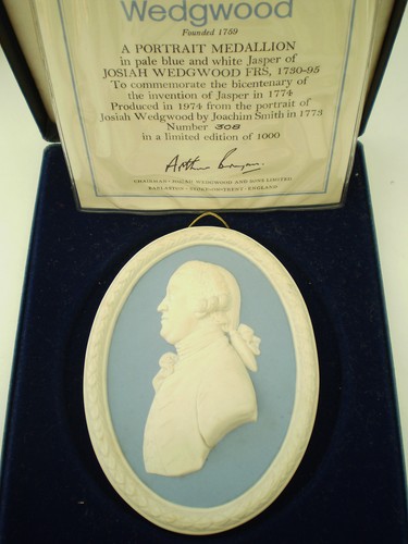 Vintage wedgwood medallion - wedgwood,