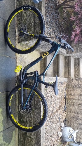 Full suspension mountain bike