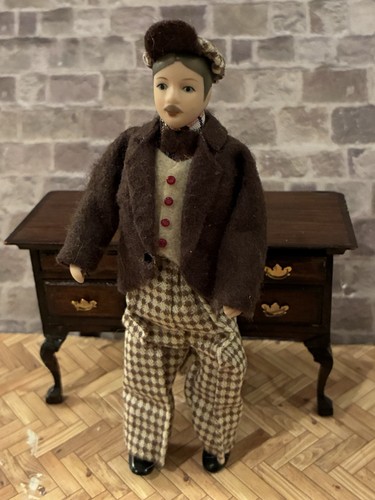Dolls house scale - house, 1/16