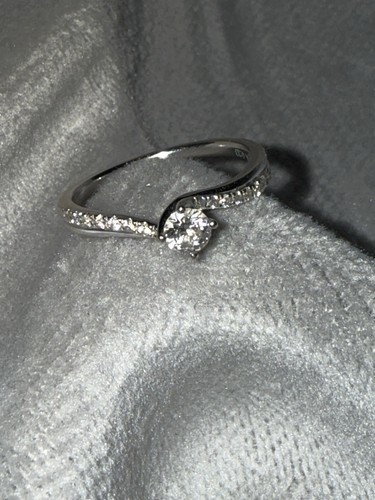 18ct white gold0 - 18ct, gold0.33ct