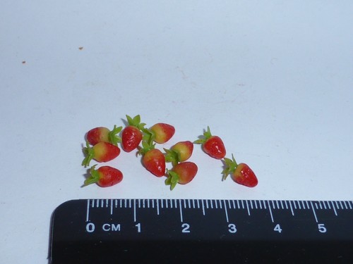 Scale 10 strawberries - 1:12,