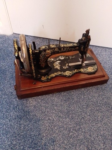 Antique manual singer - (1874),