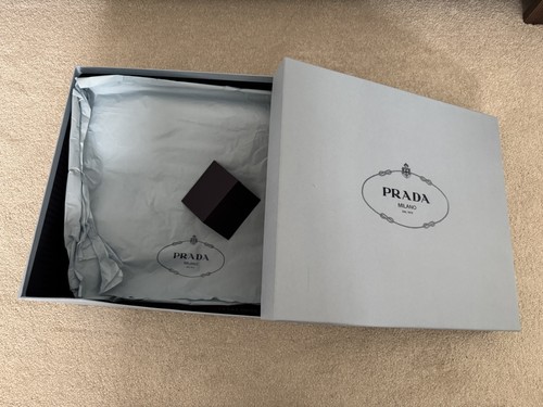 Prada milano blue empty - milano,