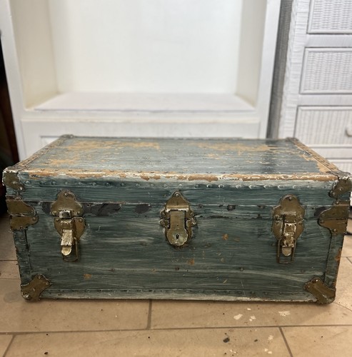 Vintage green steamer trunk - green,