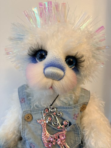 One kind artist bear by - one,