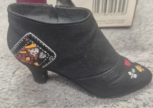 Just the right shoe queen - the, "queen