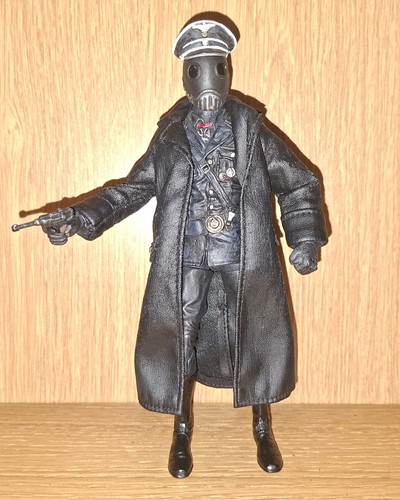 Mezco hellboy officer kroenen - mezco,