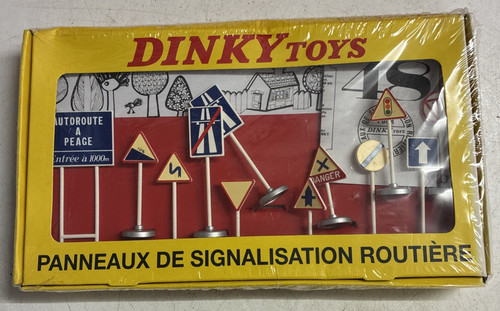 Dinky toys road signs a - signs, 12
