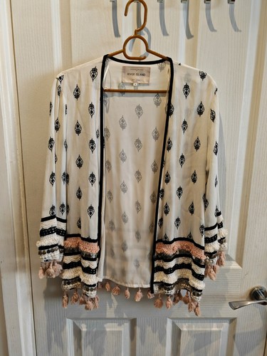 Beautiful river island - river, kimonos