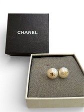 CHANEL CC Logo Pearl Stud