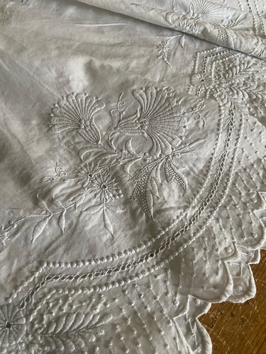 Antique embroidered white - antique,