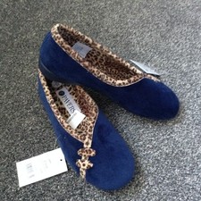 Lovely Ladies NWOB Slippers From Pavers Size 2