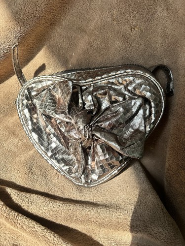 Heart shaped bow - shaped, shoulder