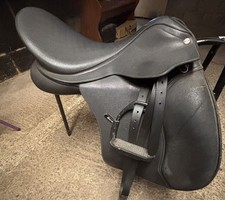 Beautiful 17.5 Wintec 500VSD Saddle With Cair   Good Condition Adjustable Gullet