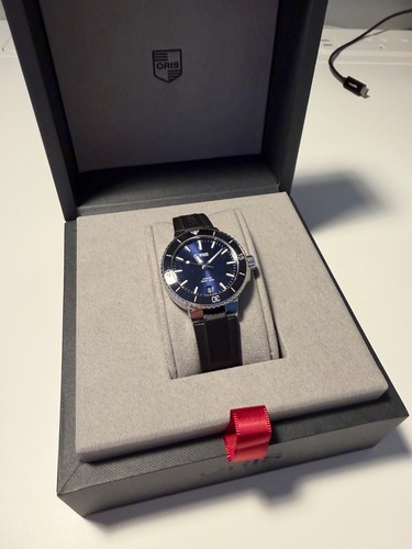 Oris aquis date 5mm blue - 36.5mm,