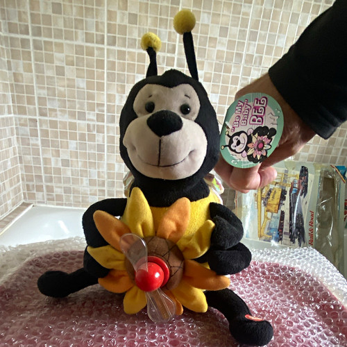 Bumble bee toy plays be - bumble,