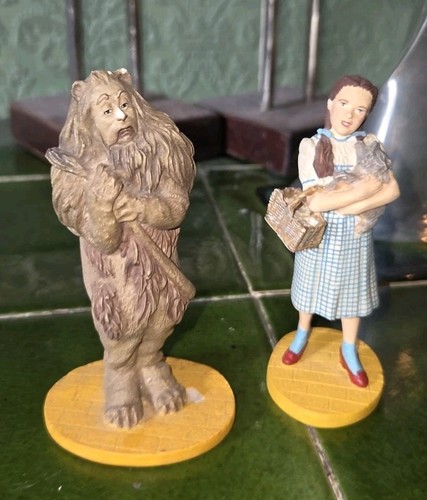 Dorothy toto cowardly lion - toto,