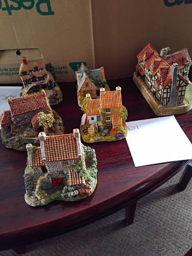 Lilliput lane hand - lilliput, painted