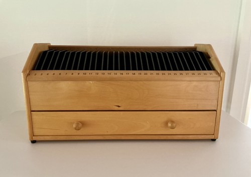 Vintage day wooden - wooden, monthly