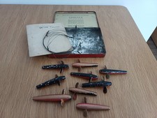 9 VINTAGE METAL DEVON MINNOW LURES IN A CRAVEN A TIN & WIRE TRACES