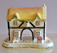 Stunning Coalport "The Coaching Inn" Fine Bone China Ornament 10 cm tall