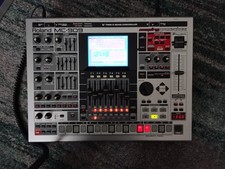 Roland MC-909 Groovebox Sampling Synthesiser MINT!