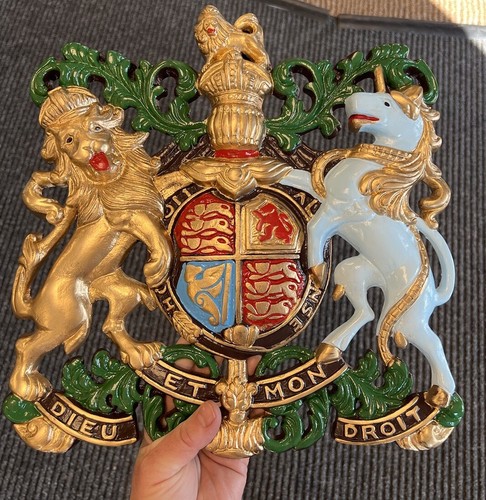 Royal coat arms cast metal - royal, of