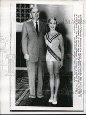 1958 Press Photo Astrid Tanda Lindholm, "Miss Universe" contestant, shown with