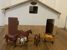 Brushwood Toys -The Wolseley Toy Company Stable & Tack Room Set (5 horses)