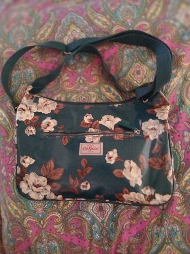 Stunning dark green floral - stunning,