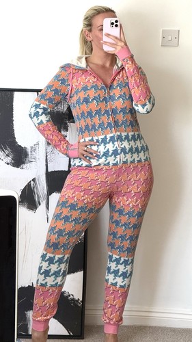 River island dog - river, print