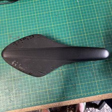 Fizik Arione R1 Braided Carbon Saddle - Regular Black