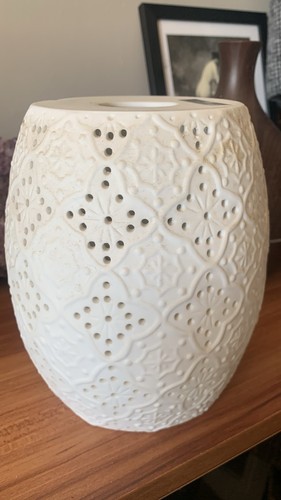 White small light - (ceramic?),