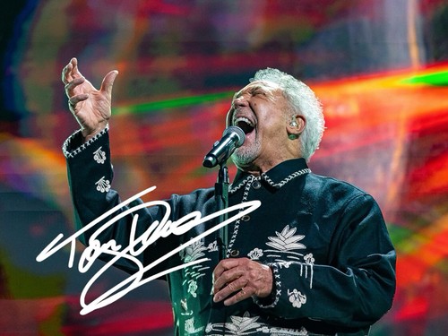 Tom jones signed - autograph, 6x4