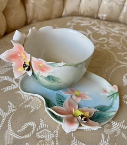 Franz porcelain bee - bee, apple