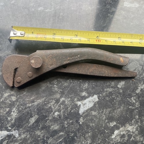 Footprint pipe wrench grips - pipe,